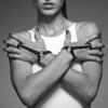 фото Пара браслетов на запястье и палец Bijoux Indiscrets MAZE Hand Bracelet Harness Black, экокожа  || фото Пара браслетів на зап'ясті і палець Bijoux Indiscrets MAZE Hand Bracelet Harness Black, екошкіра 