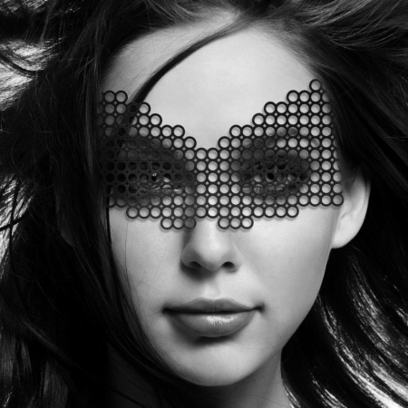 фото Маска на лицо Bijoux Indiscrets - Erika Mask, виниловая, клеевое крепление, без завязок  || фото Маска на обличчя Bijoux Indiscrets - Erika Mask, вінілова, клейове кріплення, без зав'язок 