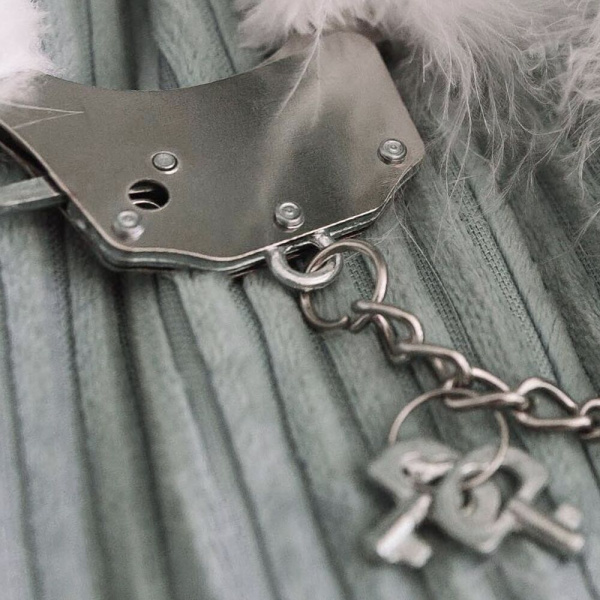 купить Наручники металлические Adrien Lastic Handcuffs White с белой пушистой отделкой