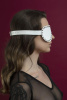 фото Маска на глаза с заклепками Feral Feelings - Blindfold Mask, натуральная кожа, белая  || фото Маска на очі з заклепками Feral Feelings - Blindfold Mask, натуральна шкіра, біла 