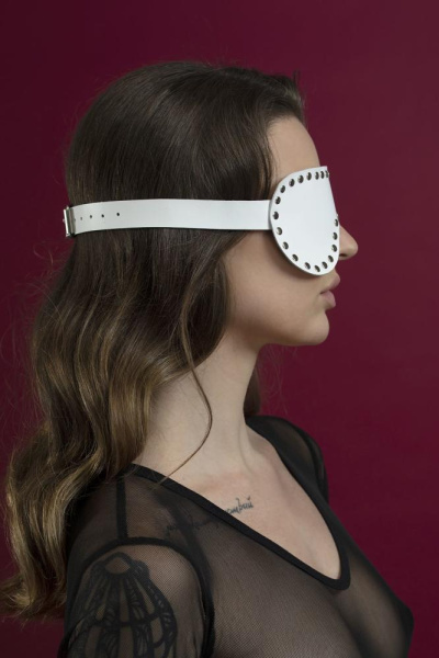 купить Маска на глаза с заклепками Feral Feelings - Blindfold Mask, натуральная кожа, белая