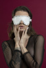 фото Маска на глаза с заклепками Feral Feelings - Blindfold Mask, натуральная кожа, белая