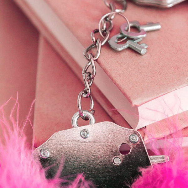 купить Наручники металлические Adrien Lastic Handcuffs Pink с розовой пушистой отделкой