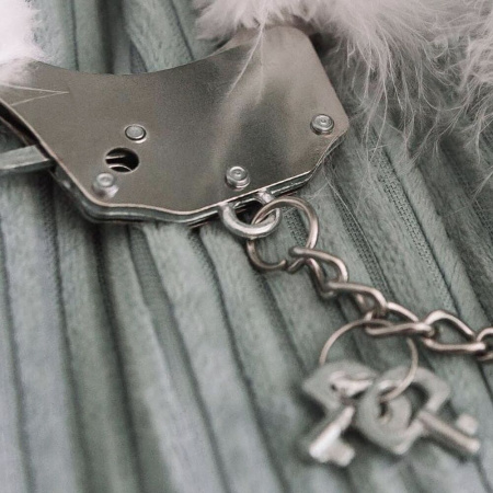фото Наручники металлические Adrien Lastic Handcuffs Black с черной пушистой отделкой  || фото Наручники металеві Adrien Lastic Handcuffs Black з чорною пухнастою обробкою 