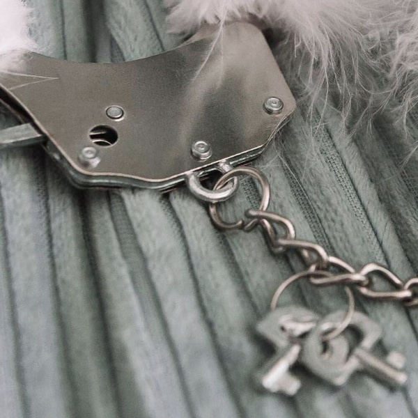 купить Наручники металлические Adrien Lastic Handcuffs Black с черной пушистой отделкой