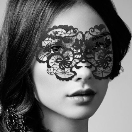 фото Маска на лицо Bijoux Indiscrets - Anna Mask, виниловая, клеевое крепление, без завязок  || фото Маска на обличчя Bijoux Indiscrets - Anna Mask, вінілова, клейове кріплення, без зав'язок 
